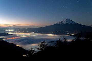 Fototapeta na wymiar 夜明けの富士山　山梨県新道峠