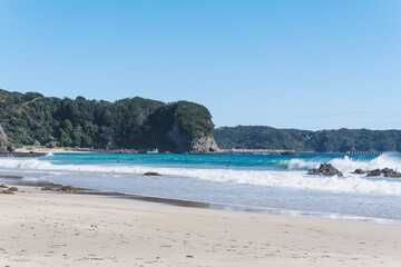 青い海と青い空とサーファー（静岡県 伊豆 入田浜）
