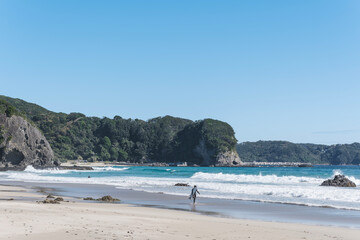 青い海と青い空とサーファー（静岡県 伊豆 入田浜）
