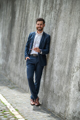 Obraz premium Young businessman looking confident and determined