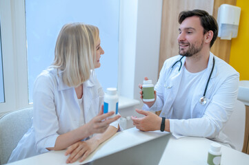 Obraz premium Healthcare professionals involved in discussion about vitamins