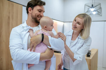 Obraz premium Experienced pediatric doctors checking the reflexes of the newborn