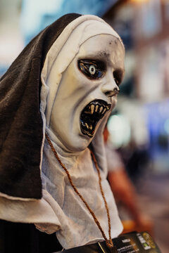 Una monja maquillada terrorificamente para asustar en halloween