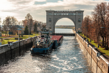 The barge leaves the lock on the river.