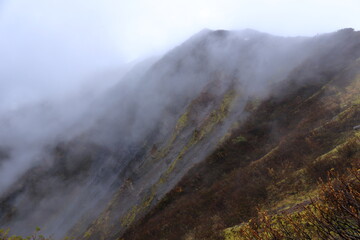 雲がかかり荒々しい鳥取県の秋の伯耆大山