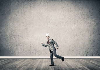 Obraz premium King businessman in elegant suit running in empty room