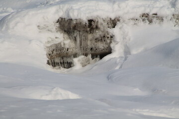 Fototapeta na wymiar Gros bloc de glace que la rivière à enlever de son passage à la fin de l'hiver