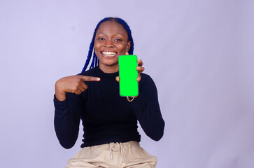 beautiful black girl shows her phone screen while feeling happy and excited, advertising concept, focus on her face