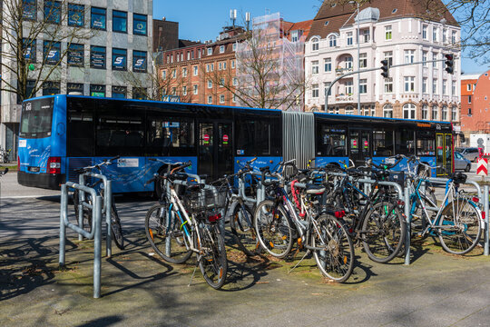 Fahrradstraßen und Velorouten, sowie Abstellmöglichkeiten prägen das Stadtbild Kiels als Fahradstadt