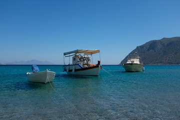 Drei liegende Boote vor griechischer Küste im Mittelmeer