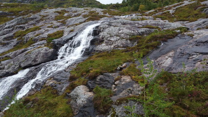 Fototapeta na wymiar Lofoten Wasserfälle und Fjorde