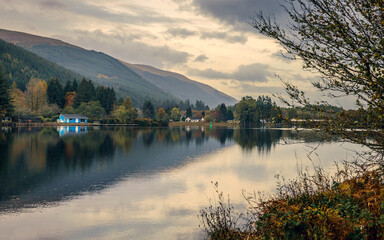 Fototapeta premium Peaceful water reflection in Loch Oich in the morning