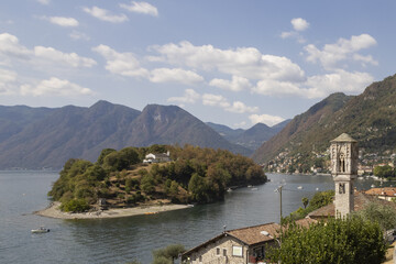 Vue du lac de Côme à Sala Comacina en Italie