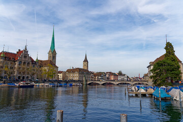 Fototapeta premium Skyline of the old town of City of Zürich with churches Women's Minster and St. Peter and Limmat River on a blue cloudy autumn day. Photo taken October 30th, 2022, Zurich, Switzerland.
