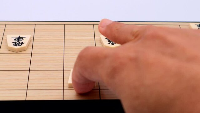 将棋で王手飛車取りをする人物