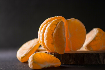Mandarina sobre mesa de madera y fondo oscuro. Copy text. Copy space. 