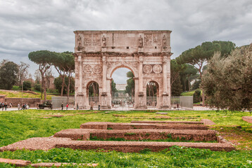 Fototapeta premium Rome, Italy - February 23, 2016: The Arch of Constantine. The arch is a triumphal arch in Rome, situated between the Colosseum and the Palatine Hill. It was erected by the Roman Senate.