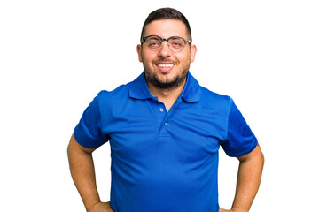Obraz premium Young caucasian man isolated confident keeping hands on hips.