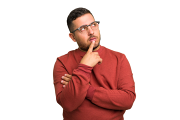 Young caucasian man isolated looking sideways with doubtful and skeptical expression.