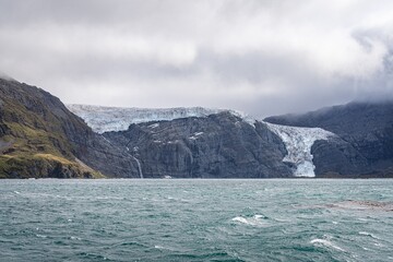 Breitbild Panorama Blick auf Südgeorgien, eine traumhafte Insel, wo sich Königspinguine und See-Elefanten gute Nacht sagen	
