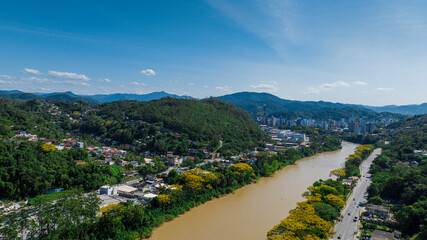 Fototapeta na wymiar Panoramic view of the city of Blumenau and its bridge of arches, contemplating the Itajaí River that cuts through the city.