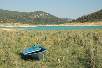 Bateau en bord de lac bleu en croatie