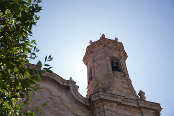 Catedral de Potosí, visto desde abajo con un árbol en el costado