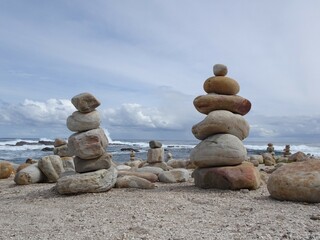 Piedras acumuladas en la playa en un ambiente zen.