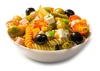 Ensalada de pasta sobre fondo blanco