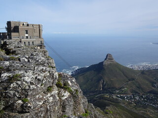 Teleférico y Pico Cabeza de León en Ciudad del Cabo, Sudáfrica, desde la Montaña de la Montaña de la Mesa.