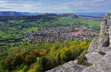 Neuffen unterhalb der Burg Hohenneuffen; Biosphärengebiet Schwäbische Alb und UNESCO Geopark...