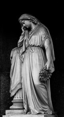 Verticale close-up van een vrouw sculptuur geïsoleerd op zwarte background