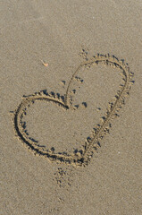 Un cuore disegnato sulla sabbia umida 