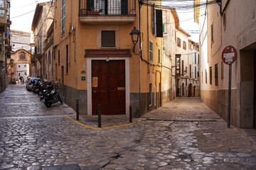 Calles en una ciudad mediterránea de colores cálidos