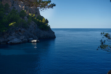 Mar de azul intenso entre montañas de piedra en el mediterráneo