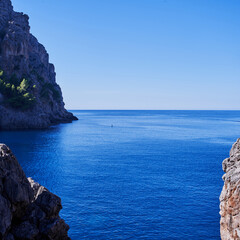 Mar de azul intenso entre montañas de piedra en el mediterráneo