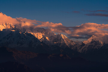 Eerste straal van de ochtendzon op de toppen van de majestueuze Kangchenjunga-bergketen (derde hoogste ter wereld) van de Himalaya. Foto genomen uit Sandakphu, West-Bengalen.