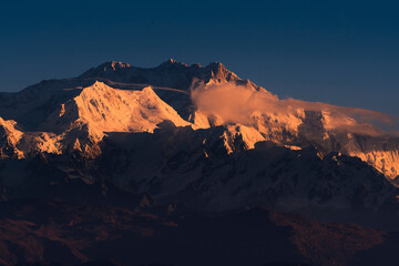 Eerste straal van de ochtendzon op de toppen van de majestueuze Kangchenjunga-bergketen (derde hoogste ter wereld) van de Himalaya. Foto genomen uit Sandakphu, West-Bengalen.