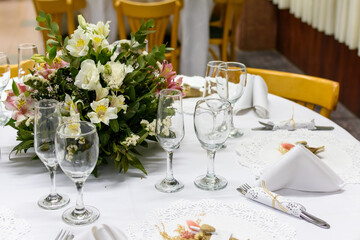 Mesa de fiesta con copas y adorno floral