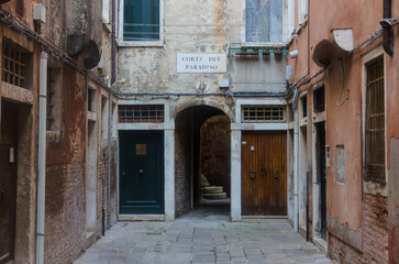 Fototapeta na wymiar Calle del paradiso a Venezia