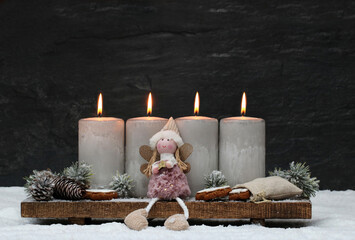 Fotoserie Adventsdekoration: Vierter Advent  vier brennende Kerzen mit Engel und Zimsternen im...