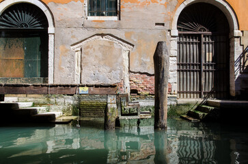 Dettaglio di Venezia fotografato durante un giro in gondola in una giornata di sole