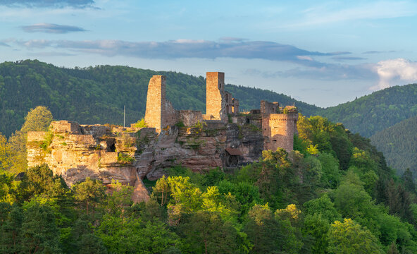 Abendstimmung an der Burgengruppe Altdahn, Grafendahn und Tanstein, Dahn, Rheinland-Pfalz, Deutschland
