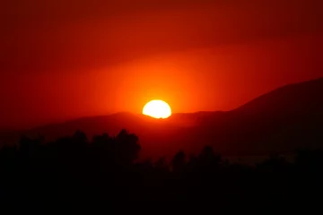 Papier Peint photo autocollant Rouge violet coucher de soleil dans les montagnes