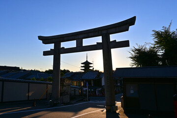 京都霊山護國神社の鳥居から八坂の塔を望む