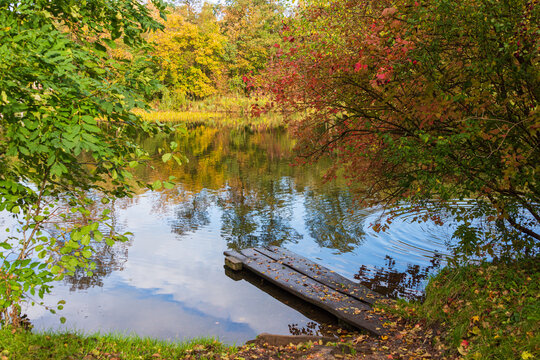H&ouml;lzerner Bootssteg an der Eider bei Flemhude in Schleswig-Holstein im Herbst