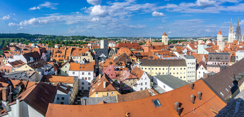 Naklejka na ściany i meble Tourismus Stadt Regensburg: Blick von oben über die Altstadt mit historischen Gebäuden und Dächern, Panorama