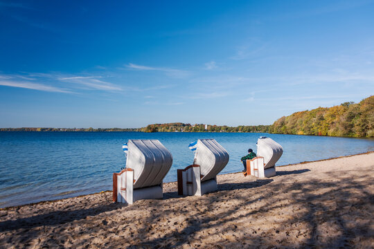 Herbstliche Stimmung,  an der Badestelle auf der Prinzeninsel im Gro&szlig;en Pl&ouml;ner See. Strandk&ouml;rbe laden ein zum Verweilen