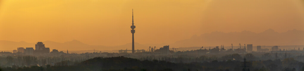 Munich Skyline, Panorama München bei Sonnenaufgang mit gelben Saharastaub in der Luft