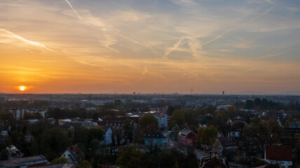 Munich Skyline, Panorama München bei Sonnenaufgang mit gelben Saharastaub in der Luft